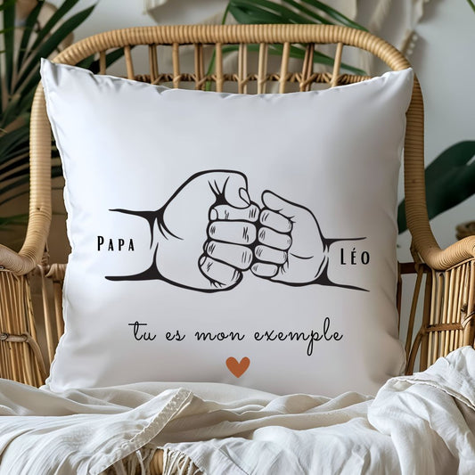 coussin personnalisé spécial fête des peres avec poing et prénoms des enfants