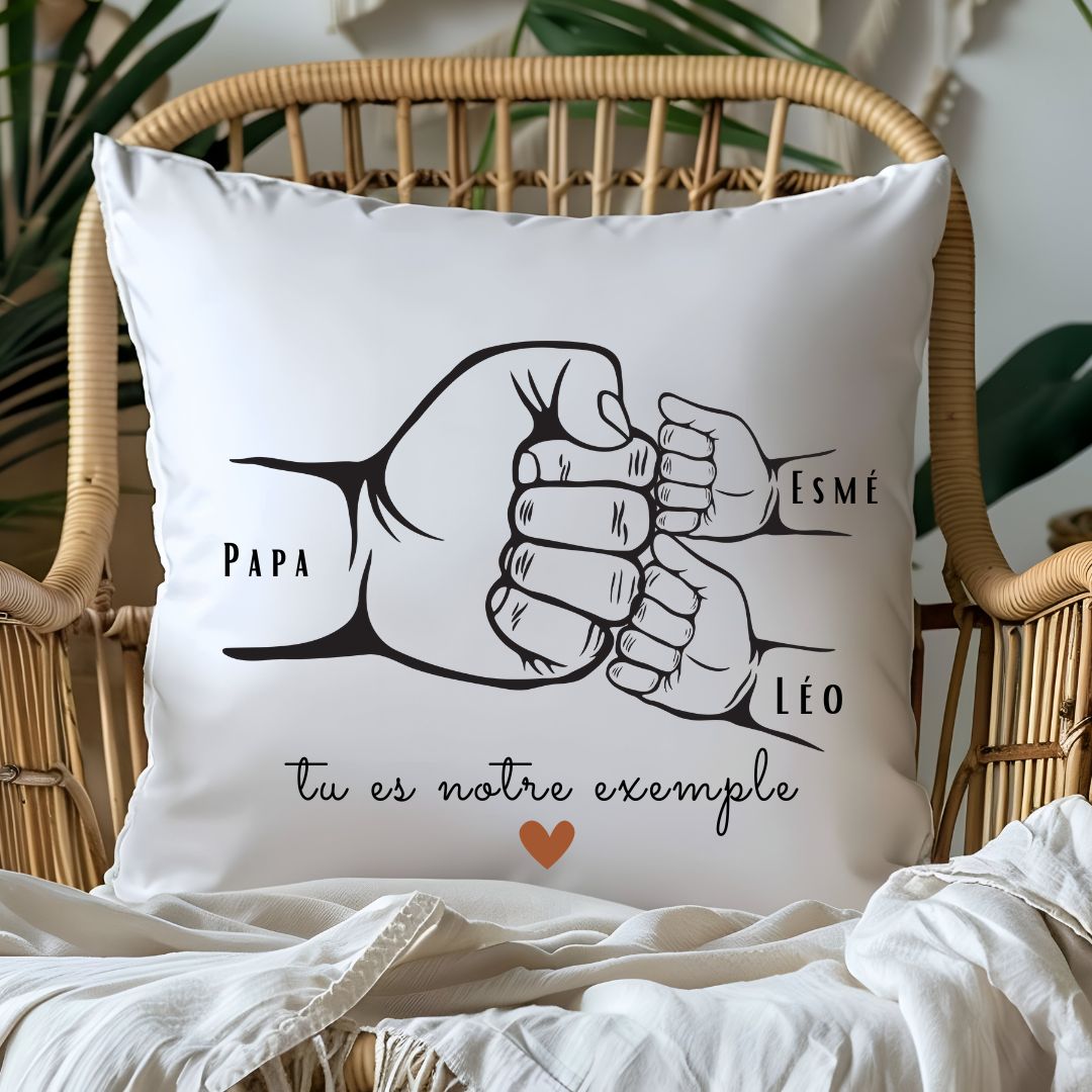 coussin personnalisé spécial fête des peres avec poing et prénoms des enfants