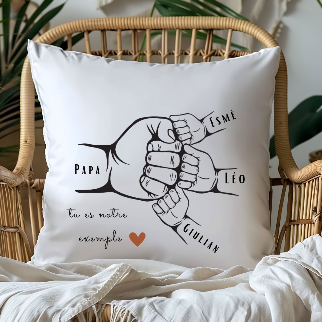 coussin personnalisé spécial fête des peres avec poing et prénoms des enfants