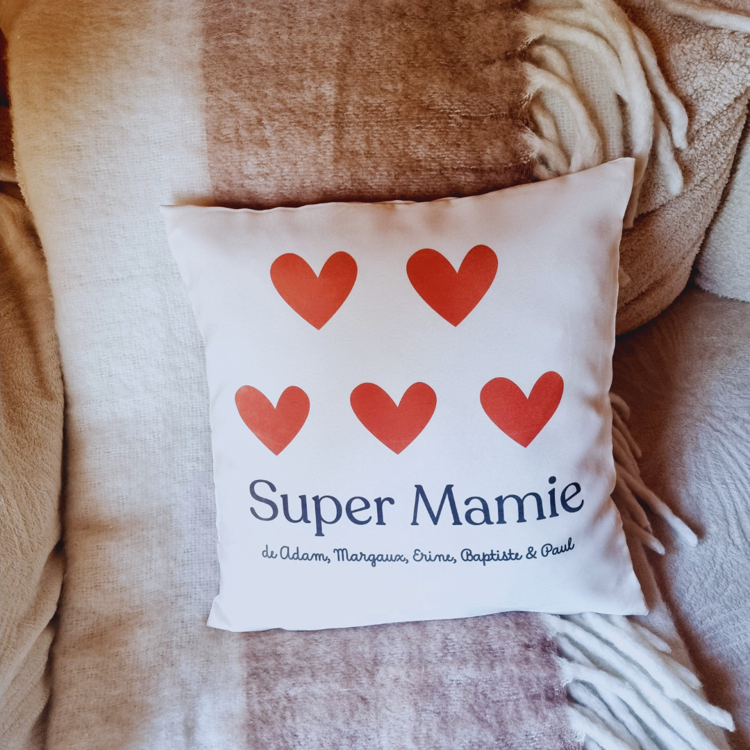 Coussin personnalisé Super Mamie avec cœurs et prénoms des petits-enfants.
