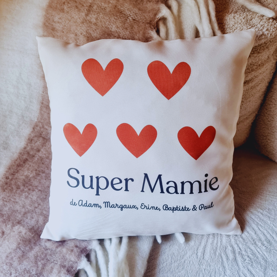 Coussin personnalisé Super Mamie avec cœurs et prénoms des petits-enfants.
