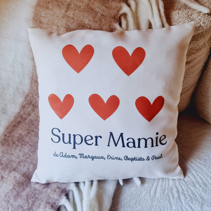 Coussin personnalisé Super Mamie avec cœurs et prénoms des petits-enfants.
