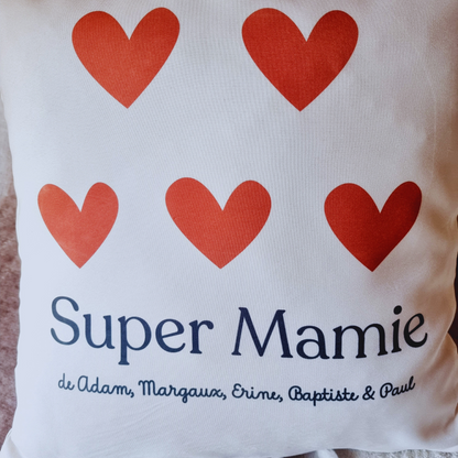 Coussin personnalisé Super Mamie avec cœurs et prénoms des petits-enfants.
