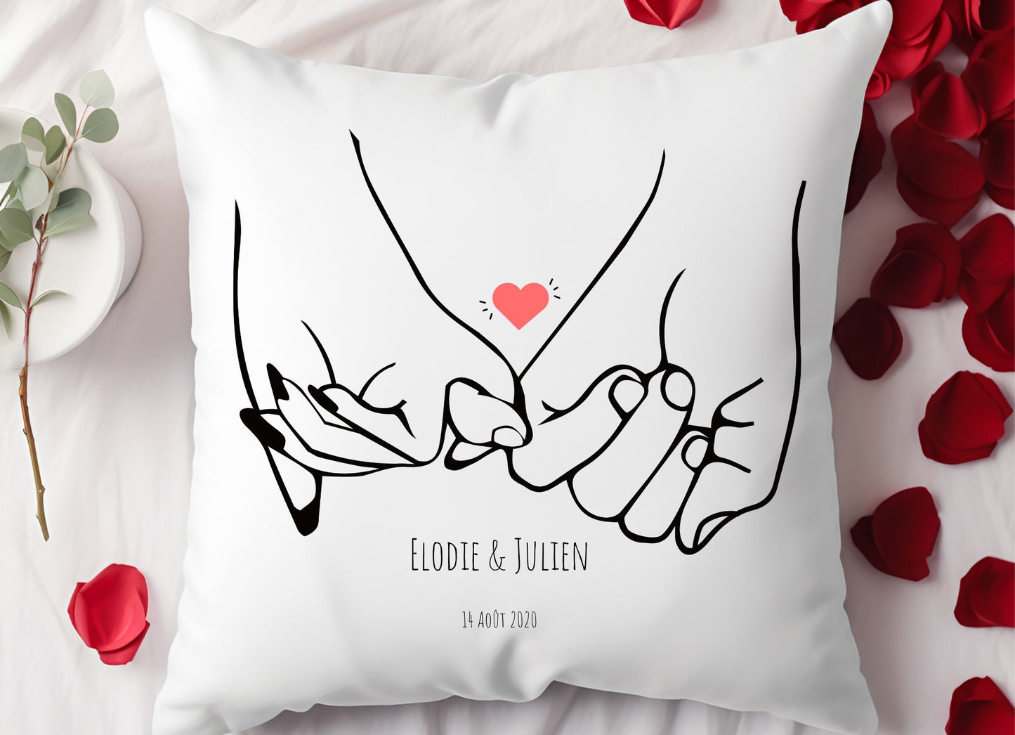 Coussin personnalisé Saint Valentin avec dessin de mains qui se tiennent et message personnel.
