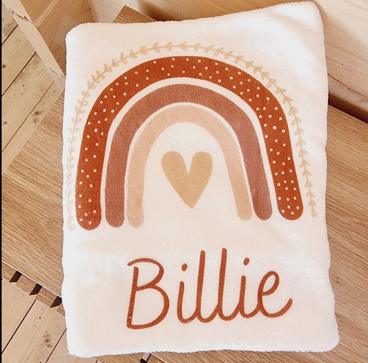 Couverture bébé personnalisée avec motif arc-en-ciel pastel et prénom gravé.