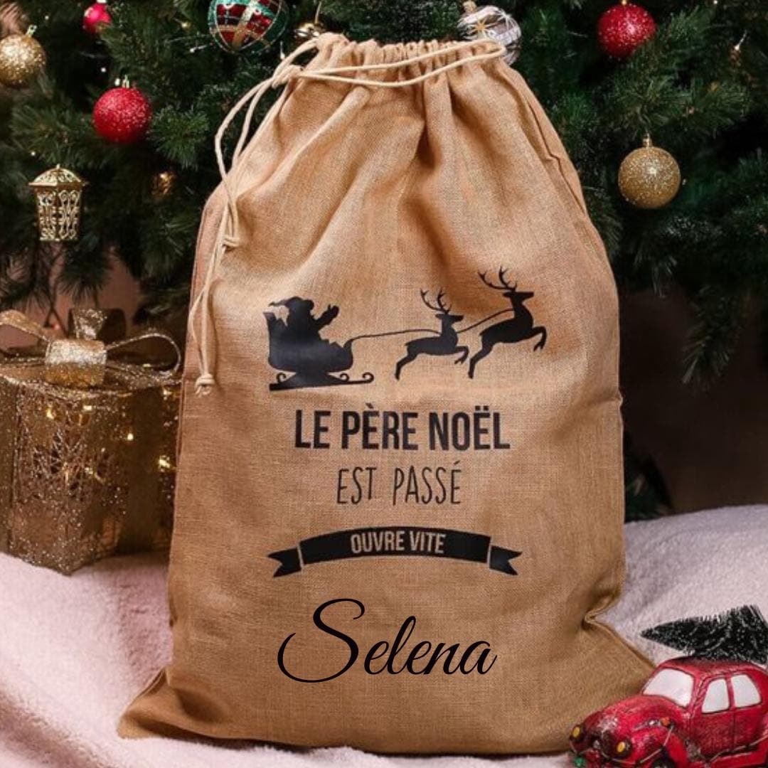 Hotte de Noël personnalisée en jute avec motif Père Noël et traîneau.
