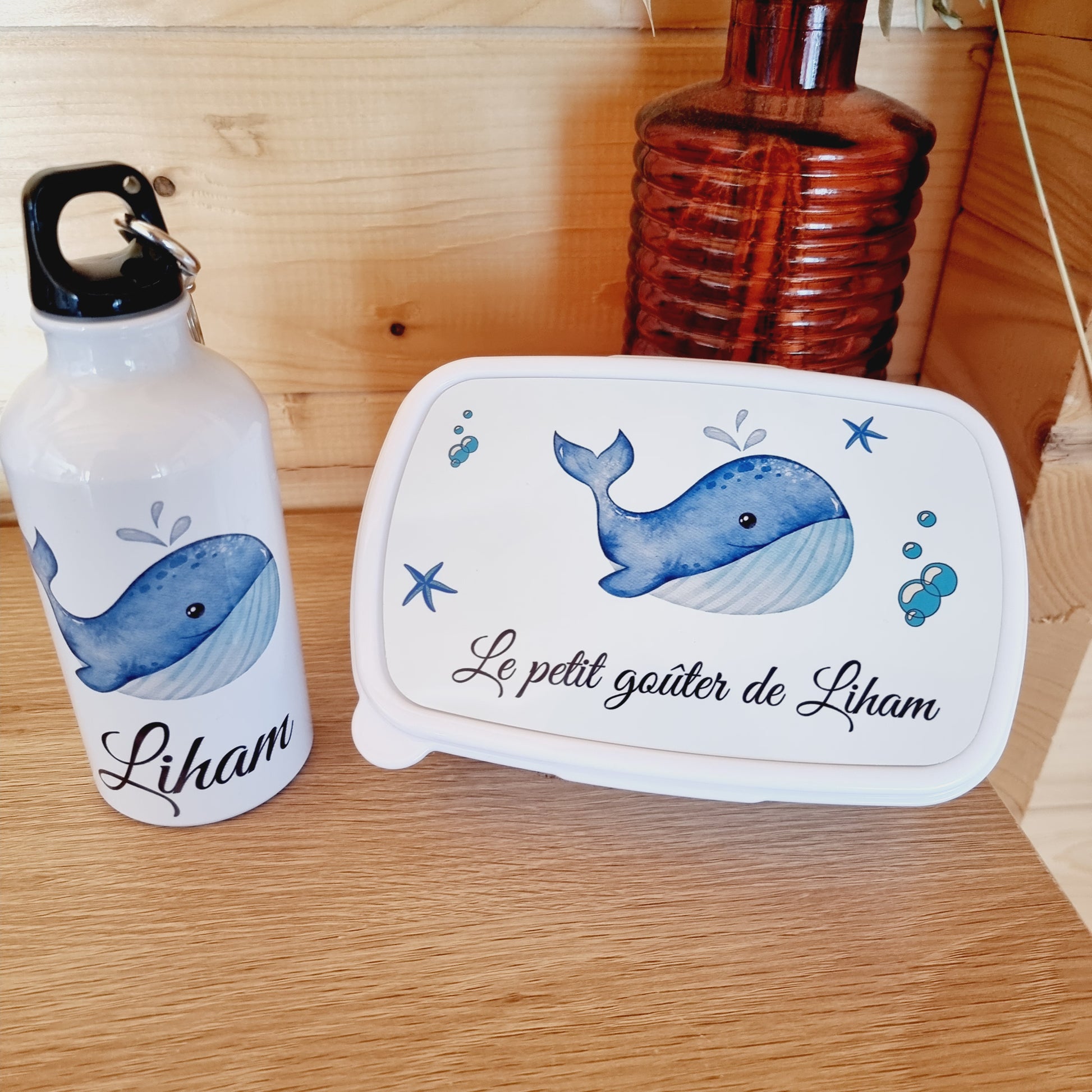 Kit rentrée scolaire avec sa boîte à gouter et sa gourde de 500 ml avec le motif baleine 