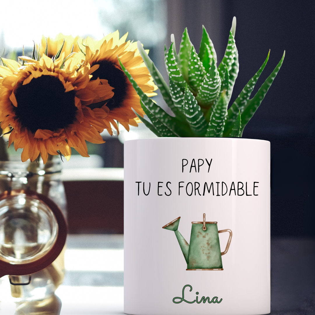 Mini vase en céramique avec dessin d’arrosoir et inscription "Tu es un Papy formidable".
