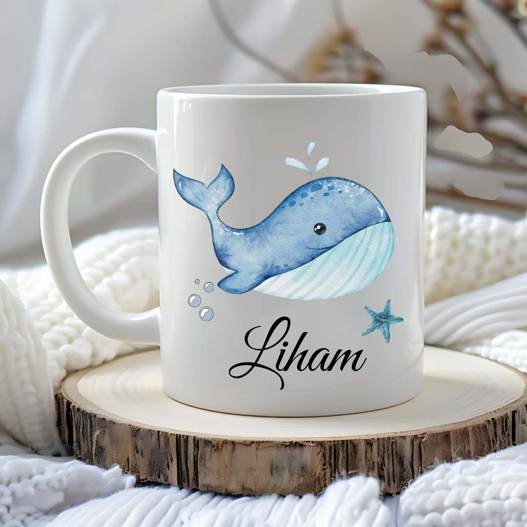 "Mug pour enfant avec un motif aquarelle de baleine bleue, parfait pour un cadeau d'anniversaire ou un moment cocooning."