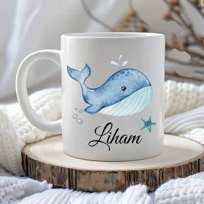 "Mug pour enfant avec un motif aquarelle de baleine bleue, parfait pour un cadeau d'anniversaire ou un moment cocooning."