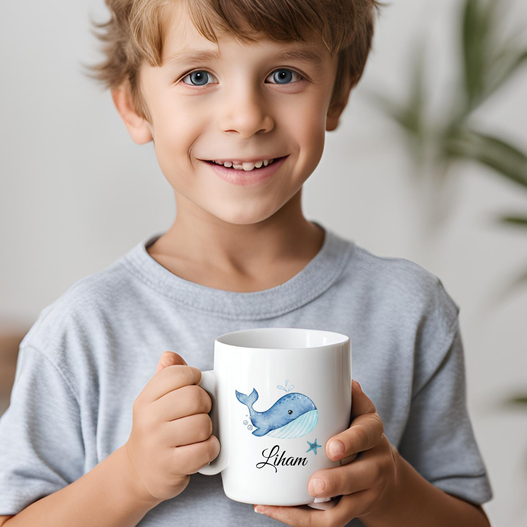 "Mug pour enfant avec un motif aquarelle de baleine bleue, parfait pour un cadeau d'anniversaire ou un moment cocooning."