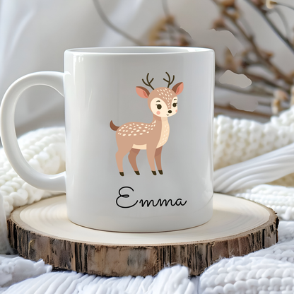 "Mug pour enfant avec un adorable motif de bichette dans un décor naturel, parfait comme cadeau d’anniversaire ou pour une surprise pleine de douceur."
