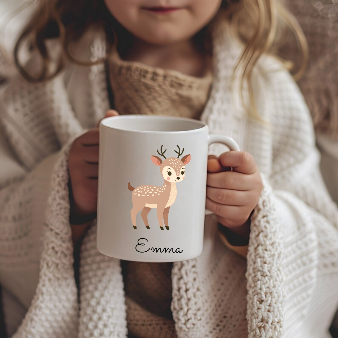 "Mug pour enfant avec un adorable motif de bichette dans un décor naturel, parfait comme cadeau d’anniversaire ou pour une surprise pleine de douceur."

