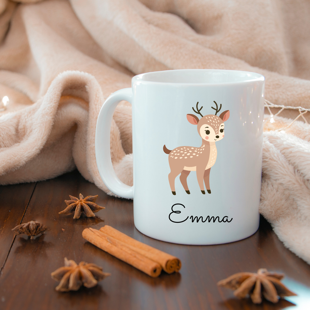 "Mug pour enfant avec un adorable motif de bichette dans un décor naturel, parfait comme cadeau d’anniversaire ou pour une surprise pleine de douceur."
