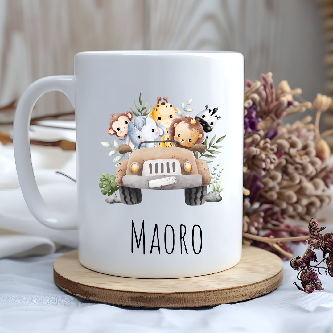 "Mug pour enfant avec des motifs colorés d’animaux de la jungle (lion, éléphant, girafe), parfait pour un cadeau d’anniversaire amusant et pratique."

