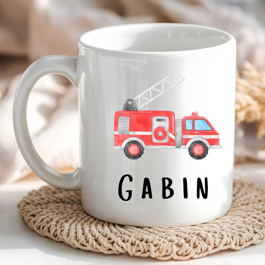 "Mug pour enfant avec motif camion de pompier rouge, parfait pour un cadeau personnalisé d'anniversaire."