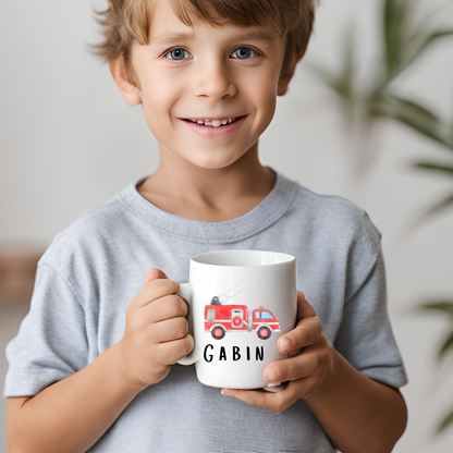 "Mug pour enfant avec motif camion de pompier rouge, parfait pour un cadeau personnalisé d'anniversaire."