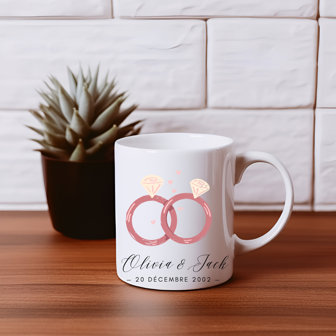 un mug personnalisé avec les prénoms et la date de rencontre du couple et en dessin des alliances