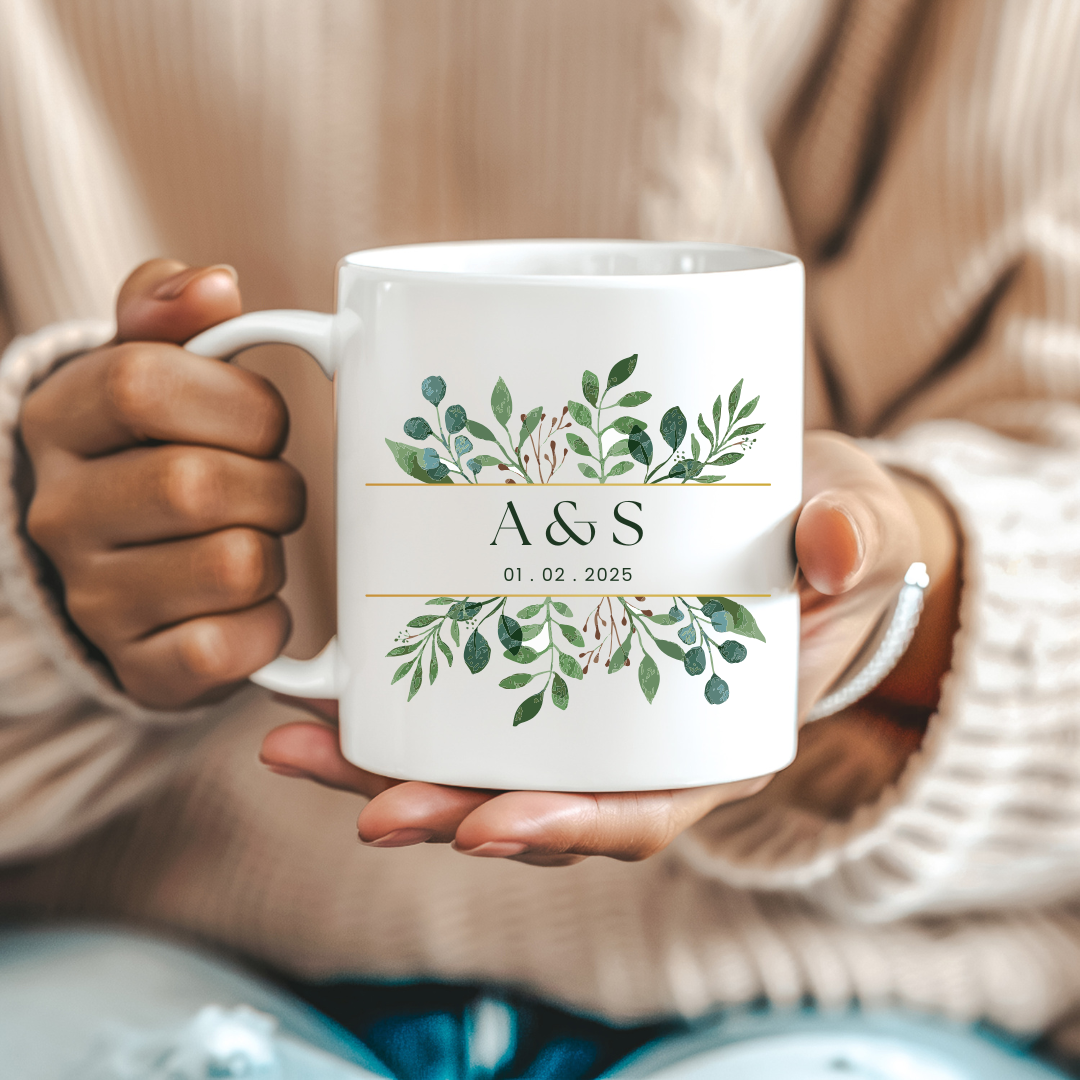 mug personnalisé avec des motifs floraux de branches d'oliviers et les initiales du couples et date de rencontre