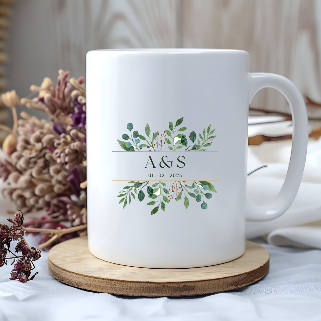 mug personnalisé avec des motifs floraux de branches d'oliviers et les initiales du couples et date de rencontre