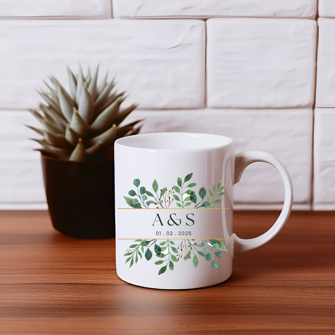 mug personnalisé avec des motifs floraux de branches d'oliviers et les initiales du couples et date de rencontre