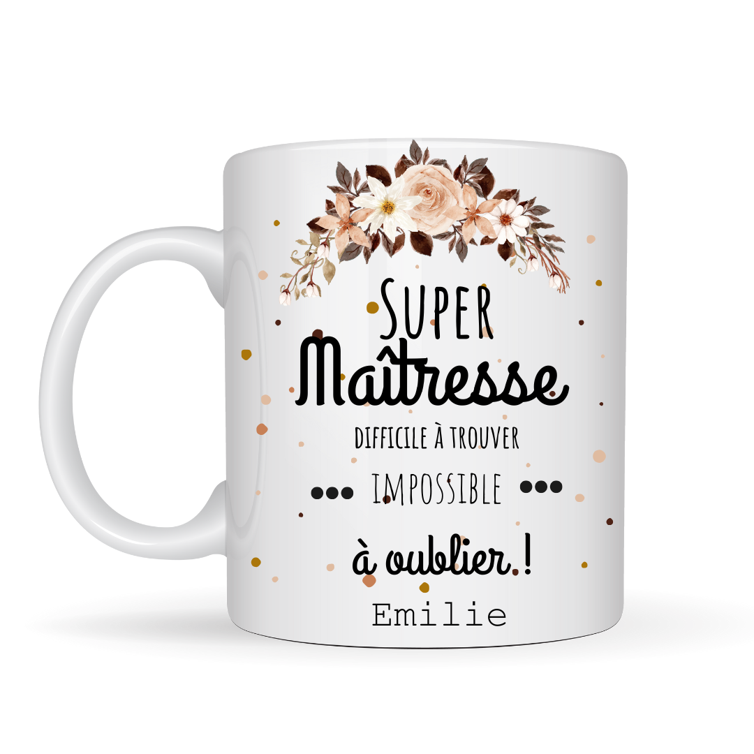  Mug blanc avec l’inscription "Super Maîtresse – Difficile à trouver, impossible à oublier" posé sur un bureau avec des fournitures scolaires.